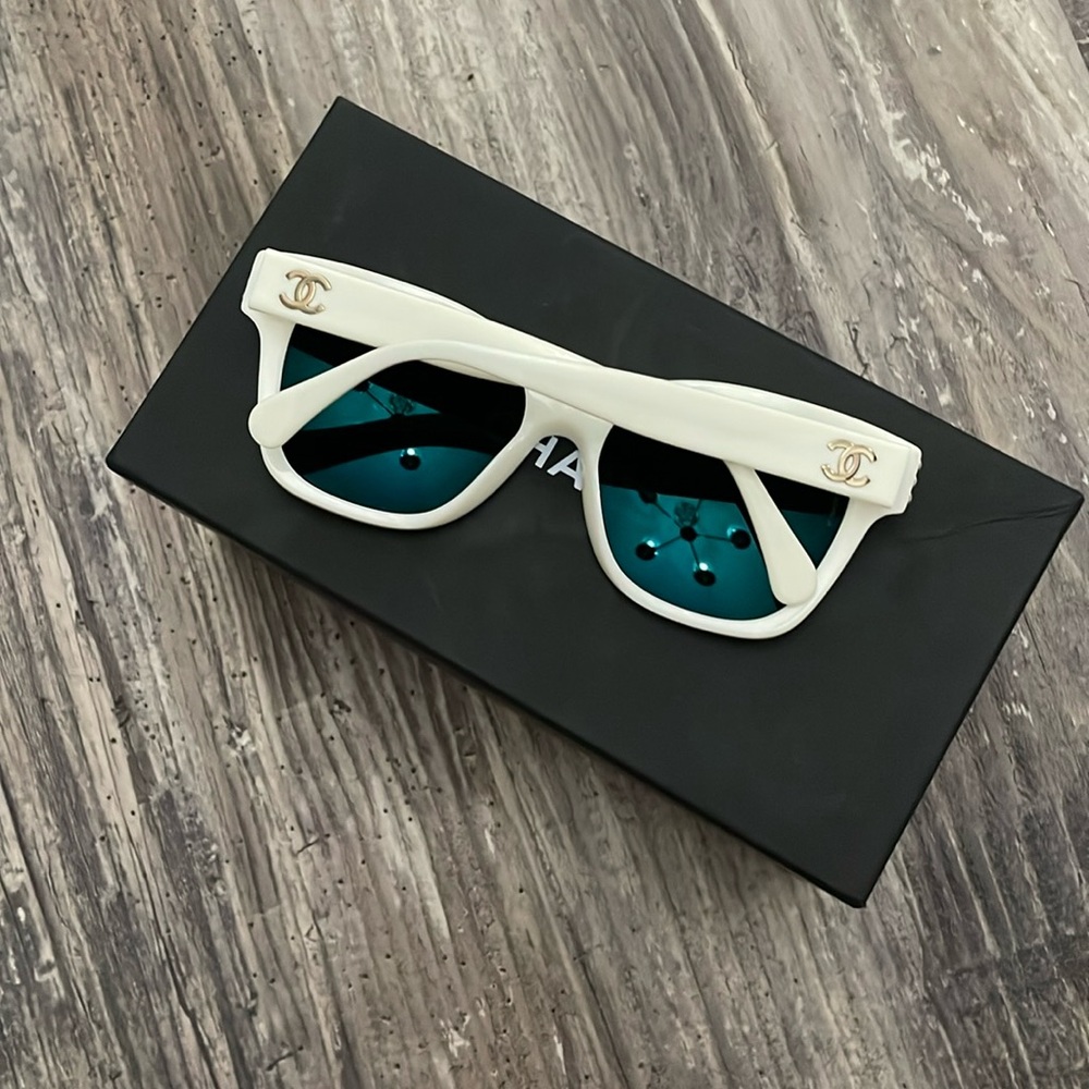 Chanel White pearl Sunglasses - Picture 2 of 5